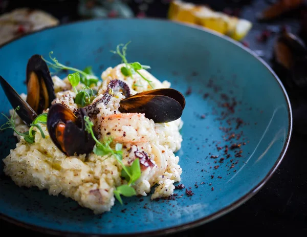 Taze sebzelerle lezzetli deniz ürünleri pilavı - ahtapot, karides, kabuk, mürekkep balığı ve özel sebze sosuyla karıştırılmış karides.