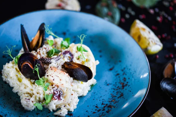Taze sebzelerle lezzetli deniz ürünleri pilavı - ahtapot, karides, kabuk, mürekkep balığı ve özel sebze sosuyla karıştırılmış karides.