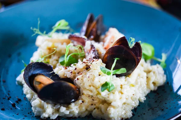 Taze sebzelerle lezzetli deniz ürünleri pilavı - ahtapot, karides, kabuk, mürekkep balığı ve özel sebze sosuyla karıştırılmış karides.