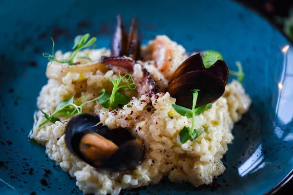 Taze sebzelerle lezzetli deniz ürünleri pilavı - ahtapot, karides, kabuk, mürekkep balığı ve özel sebze sosuyla karıştırılmış karides.
