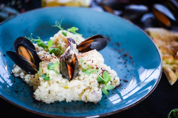 Taze sebzelerle lezzetli deniz ürünleri pilavı - ahtapot, karides, kabuk, mürekkep balığı ve özel sebze sosuyla karıştırılmış karides.