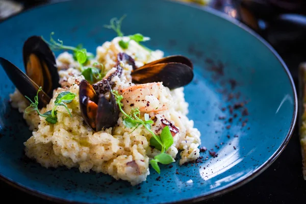 Risoto Frutos Mar Saboroso Com Legumes Frescos Ervas Polvo Camarões — Fotografia de Stock