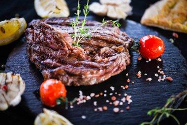 Izgara sebzeli nefis biftek ve taze baharat.