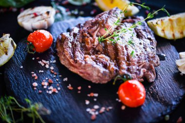 Izgara sebzeli nefis biftek ve taze baharat.