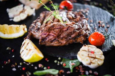 Izgara sebzeli nefis biftek ve taze baharat.