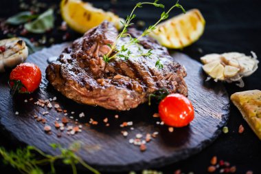 Izgara sebzeli nefis biftek ve taze baharat.