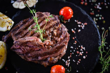 Izgara sebzeli nefis biftek ve taze baharat.