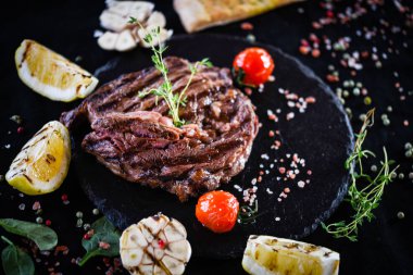 Izgara sebzeli nefis biftek ve taze baharat.