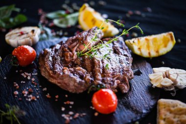 Izgara sebzeli nefis biftek ve taze baharat.