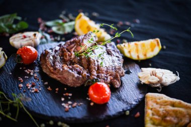 Izgara sebzeli nefis biftek ve taze baharat.