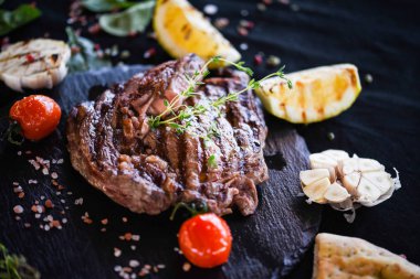 Izgara sebzeli nefis biftek ve taze baharat.