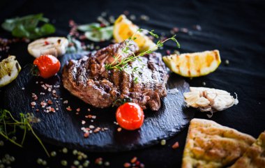 Izgara sebzeli nefis biftek ve taze baharat.