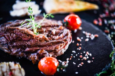 Izgara sebzeli nefis biftek ve taze baharat.