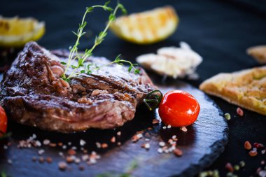 Izgara sebzeli nefis biftek ve taze baharat.