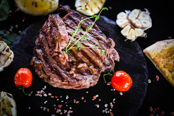 Délicieux Steak Côtelé Aux Légumes Grillés Épices Fraîches — Photo