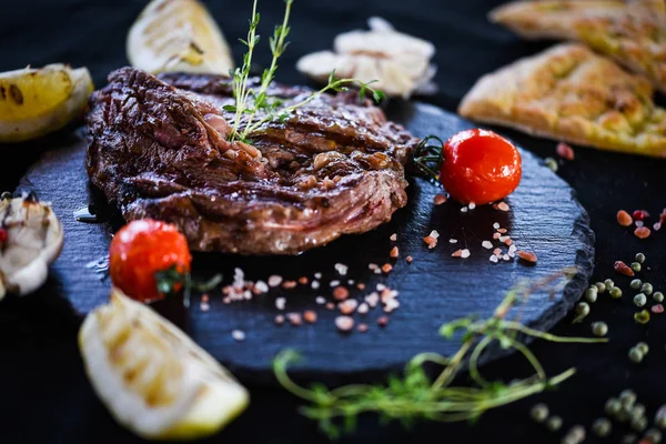 Délicieux Steak Côtelé Aux Légumes Grillés Épices Fraîches — Photo