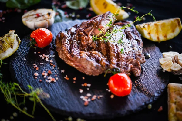 Leckeres Rib Eye Steak Mit Gegrilltem Gemüse Frischen Gewürzen — Stockfoto