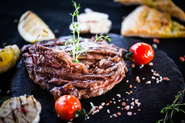 Delicioso Bistec Costilla Con Verduras Parrilla Especias Frescas — Foto de Stock