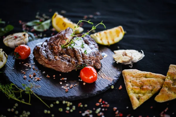 Délicieux Steak Côtelé Aux Légumes Grillés Épices Fraîches — Photo