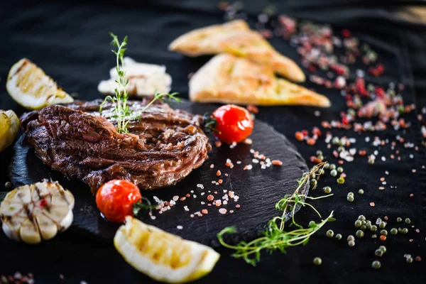 Délicieux Steak Côtelé Aux Légumes Grillés Épices Fraîches — Photo