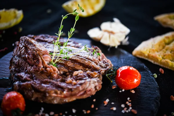 Délicieux Steak Côtelé Aux Légumes Grillés Épices Fraîches — Photo