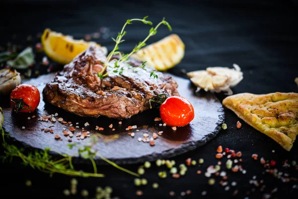 Délicieux Steak Côtelé Aux Légumes Grillés Épices Fraîches — Photo