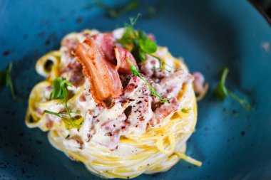 Lezzetli malzemeli lezzetli İtalyan spagetti carbonara - yumurta, jambon, krema ve baharatlar
