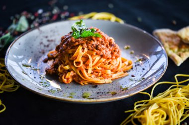 Taze malzemeli İtalyan leziz bolonez spagettisi, et ve baharatlar.