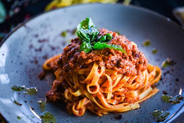 Taze malzemeli İtalyan leziz bolonez spagettisi, et ve baharatlar.