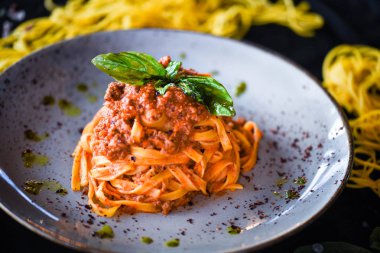 Taze malzemeli İtalyan leziz bolonez spagettisi, et ve baharatlar.