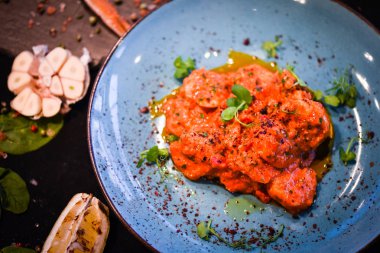 taze domates soslu saganaki karides tabağı ve fesleğen.