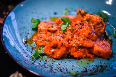 taze domates soslu saganaki karides tabağı ve fesleğen.