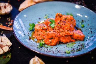 taze domates soslu saganaki karides tabağı ve fesleğen.