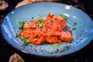 taze domates soslu saganaki karides tabağı ve fesleğen.