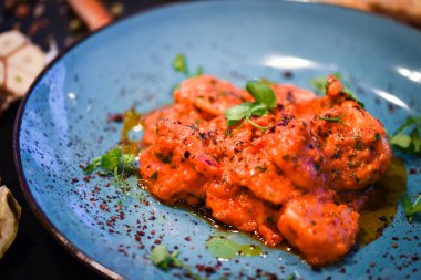 taze domates soslu saganaki karides tabağı ve fesleğen.