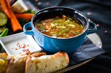 Romanya geleneksel hindi çorbası taze sebzeler, krema, baharat ve ev yapımı ekmek. 