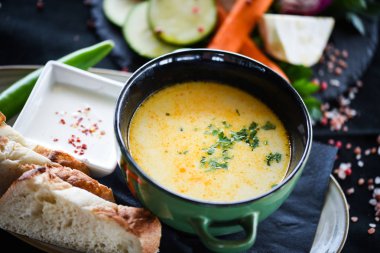 Yunan tavuk çorbası, taze sebze ve ev yapımı ekmek.