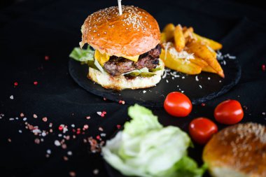 Lezzetli patates kızartmalı ev yapımı hamburger ve baharatlı mayonez sosu.