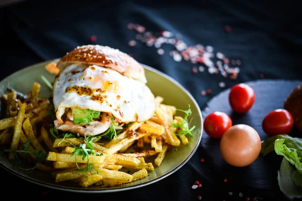 Deliciosas Hamburguesas Caseras Pollo Con Papas Fritas Huevo Frito —  Fotos de Stock