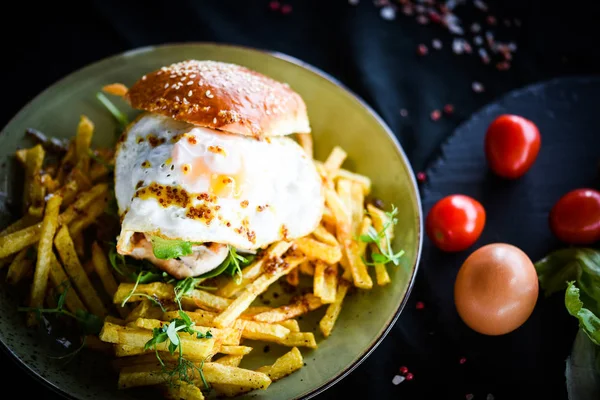 Deliciosas Hamburguesas Caseras Pollo Con Papas Fritas Huevo Frito —  Fotos de Stock