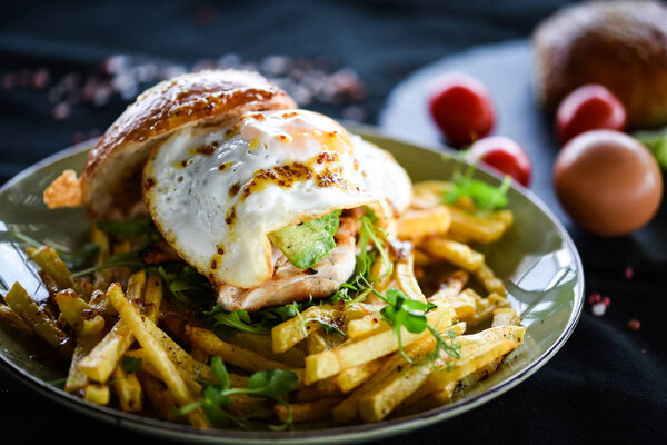 вкусные домашние куриные бургеры с картошкой фри и яичницей
