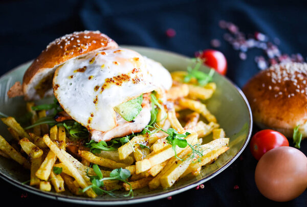 вкусные домашние куриные бургеры с картошкой фри и яичницей
