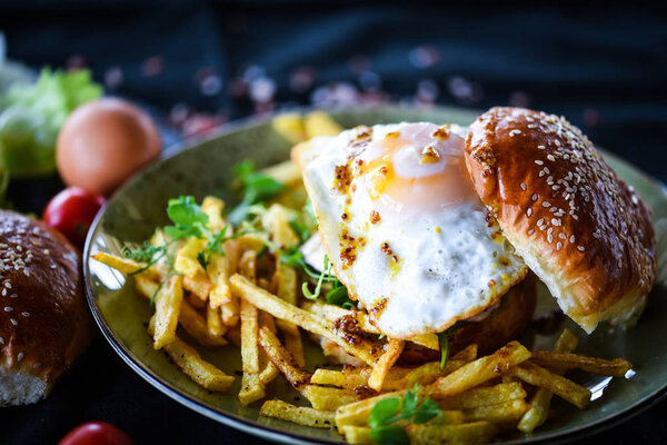 вкусные домашние куриные бургеры с картошкой фри и яичницей
