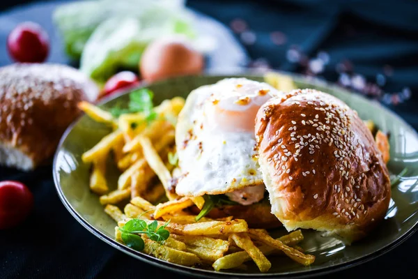 Deliciosas Hamburguesas Caseras Pollo Con Papas Fritas Huevo Frito —  Fotos de Stock