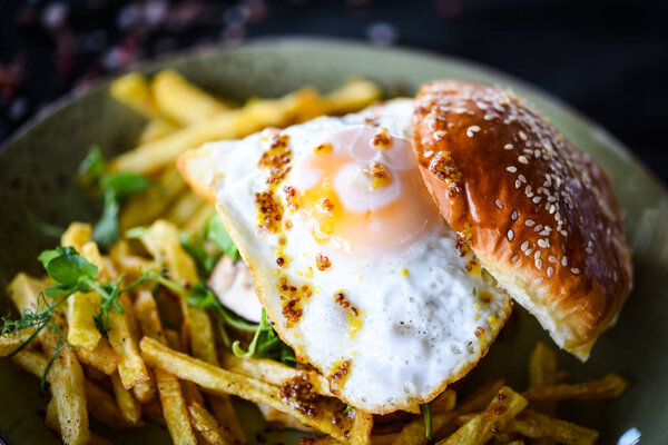 вкусные домашние куриные бургеры с картошкой фри и яичницей
