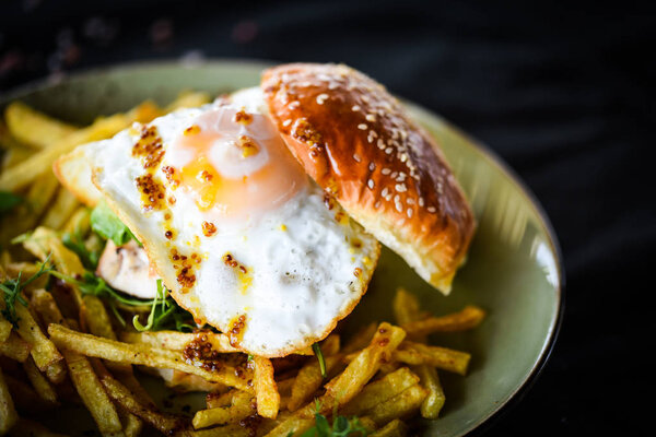 вкусные домашние куриные бургеры с картошкой фри и яичницей
