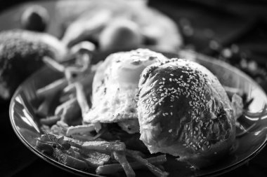 Lezzetli ev yapımı patates kızartmalı tavuk burger ve sahanda yumurta - siyah & beyaz