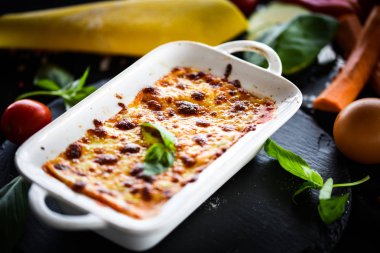 Taze ve lezzetli malzemelerle ev yapımı İtalyan lazanyası.