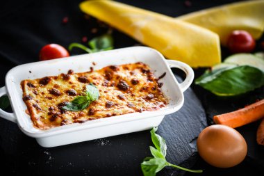 Taze ve lezzetli malzemelerle ev yapımı İtalyan lazanyası.