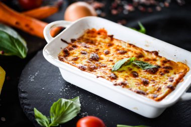 Taze ve lezzetli malzemelerle ev yapımı İtalyan lazanyası.